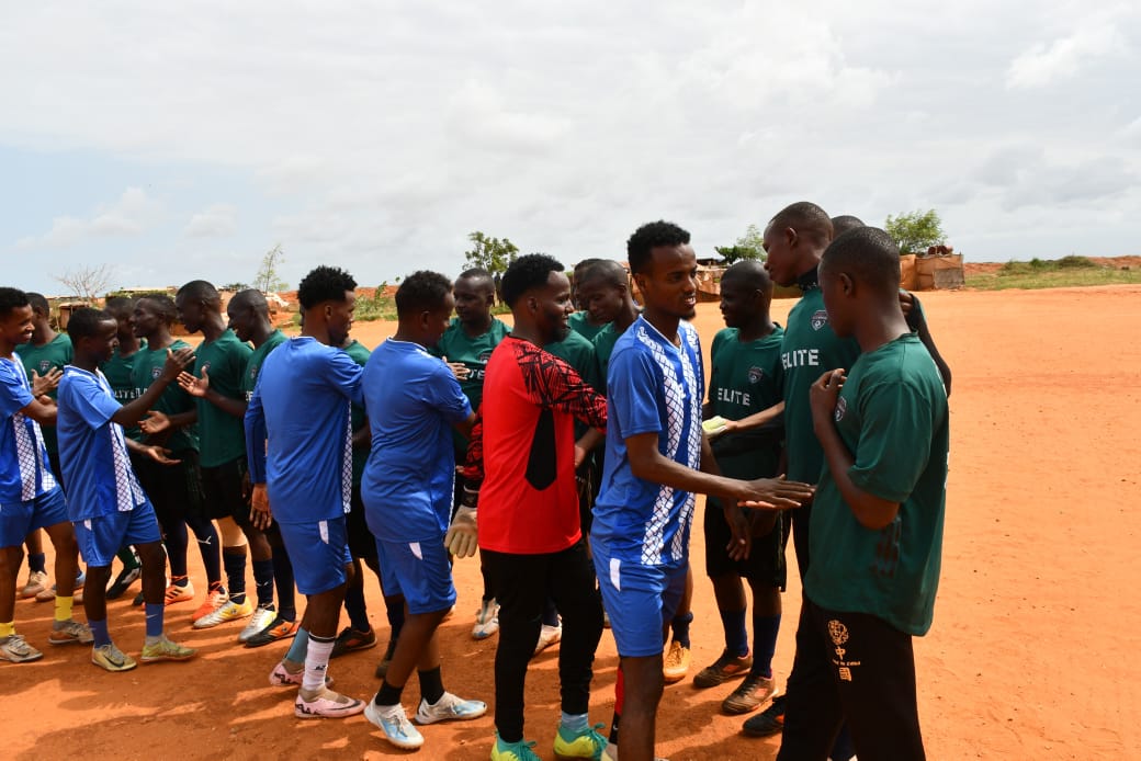 aussom_'s tweet image. On Sunday, #AUSSOM #KDF troops at Kismayo New Airport Base played a football match against the Somali National Army’s (SNA) Danaab in Kismayo town. KDF emerged victorious with a 2-1 score.
The month-long tournament aimed to strengthen cooperation and boost morale among security…