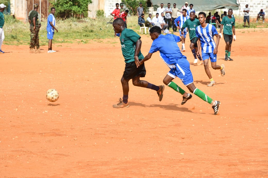 aussom_'s tweet image. On Sunday, #AUSSOM #KDF troops at Kismayo New Airport Base played a football match against the Somali National Army’s (SNA) Danaab in Kismayo town. KDF emerged victorious with a 2-1 score.
The month-long tournament aimed to strengthen cooperation and boost morale among security…