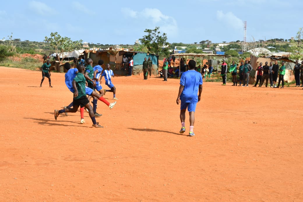 aussom_'s tweet image. On Sunday, #AUSSOM #KDF troops at Kismayo New Airport Base played a football match against the Somali National Army’s (SNA) Danaab in Kismayo town. KDF emerged victorious with a 2-1 score.
The month-long tournament aimed to strengthen cooperation and boost morale among security…