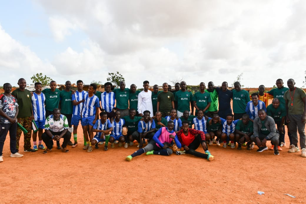 aussom_'s tweet image. On Sunday, #AUSSOM #KDF troops at Kismayo New Airport Base played a football match against the Somali National Army’s (SNA) Danaab in Kismayo town. KDF emerged victorious with a 2-1 score.
The month-long tournament aimed to strengthen cooperation and boost morale among security…
