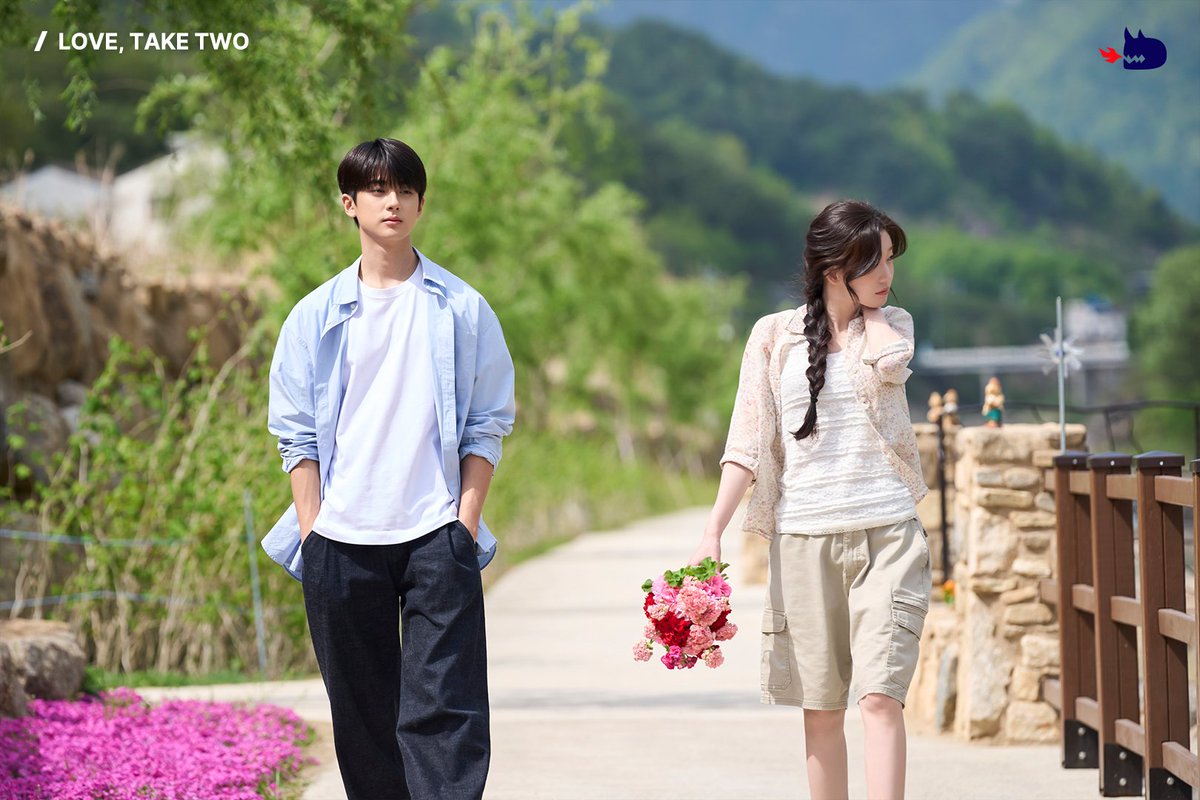 studiodragonKR's tweet image. Check out the adorable stills of the two leads who totally capture first love💐
The first episode of #LoveTakeTwo airs on August 4!