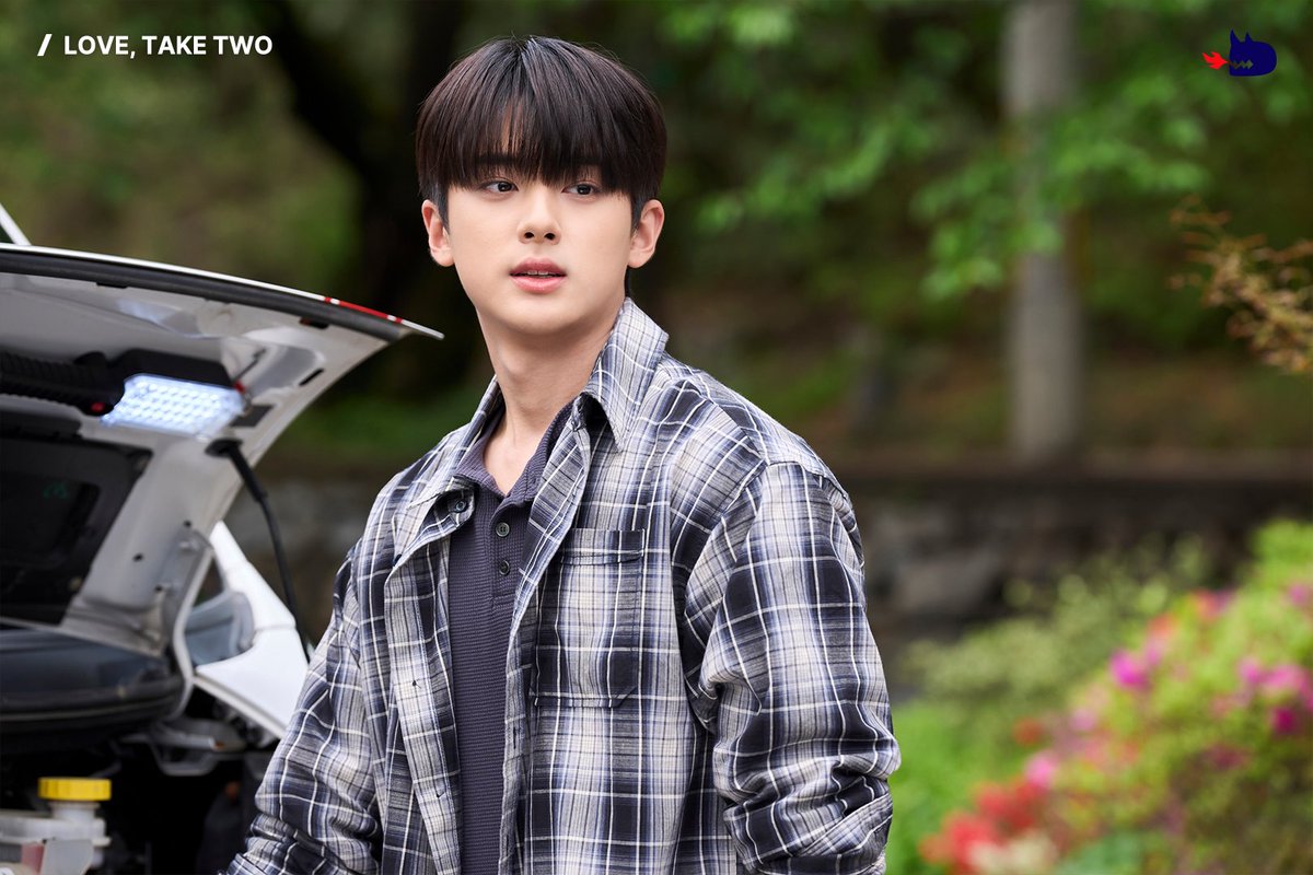 studiodragonKR's tweet image. Check out the adorable stills of the two leads who totally capture first love💐
The first episode of #LoveTakeTwo airs on August 4!