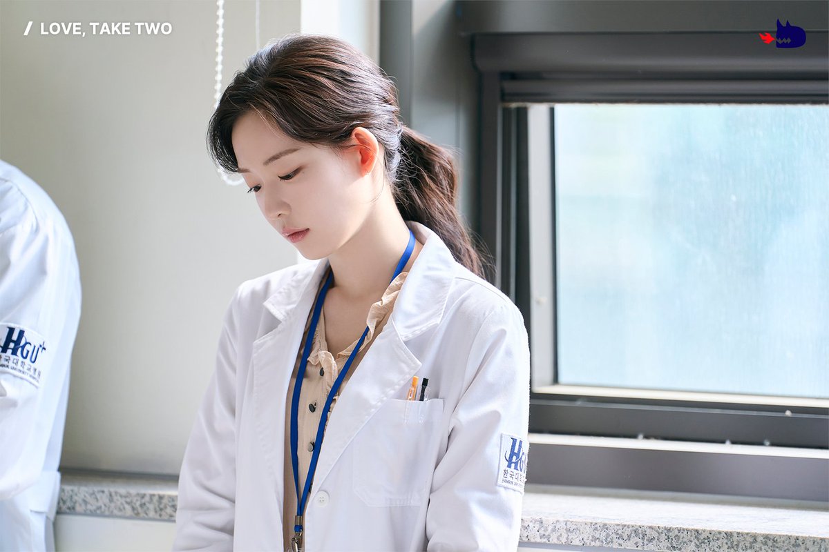 studiodragonKR's tweet image. Check out the adorable stills of the two leads who totally capture first love💐
The first episode of #LoveTakeTwo airs on August 4!