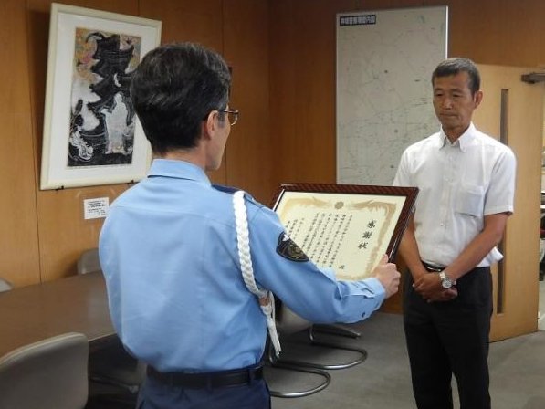 goroukun_spp's tweet image. 【神埼警察署】
クリークに転落した車内から親子を救助してくださった内田さんへ感謝状を贈呈しました👏🏻
勇敢なご対応ありがとうございました👮🏻♂️✨