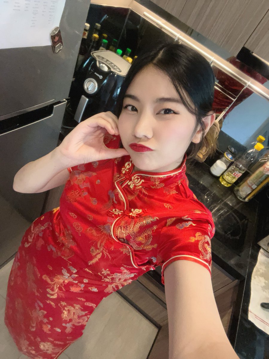 Nihao!! Y’all might be wondering why I’m wearing this qipao today 👀
Well… I’m coordinating with <a href="/AbstractChainCN/">Abstract中文</a> tonight on What’s Da Dinner Ep.9! 🇨🇳✨

Got a special request for chilled sweet &amp; sour pork — sounds yummy, right? 😋
Let’s see how it turns out (I hope it’s all