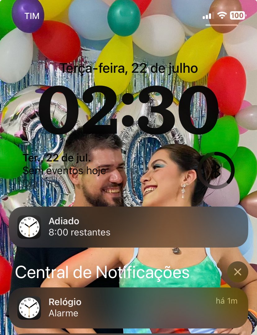 Meu celular bugou pra caralho agora
Ele começou a tocar meus despertadores sem parar, e tava mostrando que era 5:26. Pulei da cama pois estava atrasada. 

Do nada atualizou e era 2:32

E eu sem entender nada!