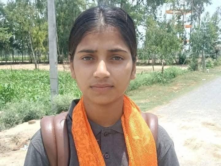 नाम – पूजा पाल, बाराबंकी, उत्तर प्रदेश
उम्र – 17 वर्ष योग्यता – शब्दों से नहीं, काम से साबित की!
 इसने बनाया ‘धूल रहित थ्रेसर’,
जो किसानों को धूल, बीमारी और परेशानी से बचाएगा
झोपड़ी से जुड़ी ज़मीन, लेकिन नज़रें थीं आसमान पर!
उम्र सिर्फ 17 साल, सोच देश के करोड़ों किसानों के लिए...