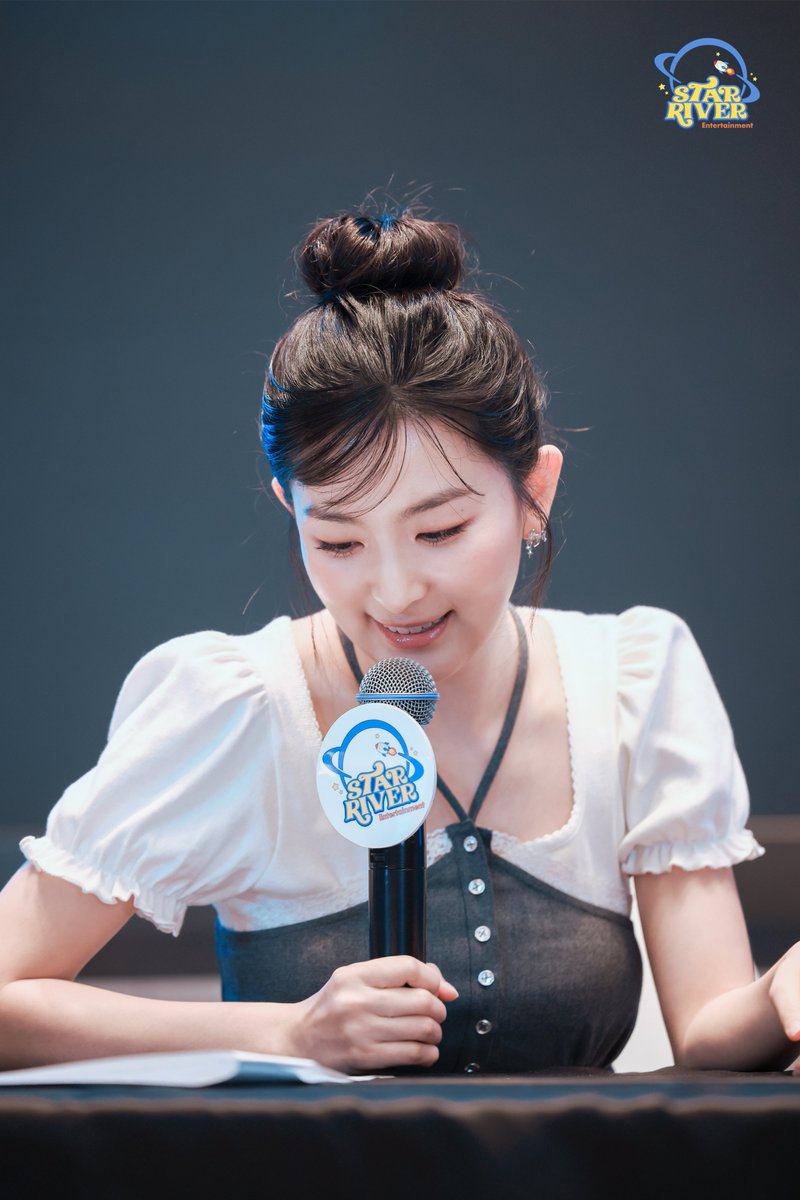 StarRiver_China's tweet image. 📢 Red Velvet - IRENE &amp; SEULGI The 2nd Mini Album《TILT》발매 기념 광저우 사인회 현장 사진 📸
사진 속에 눈을 뗄 수 없던 그 마음까지 기록됐어요 🌷
광저우에 와주신 ReVeluv분들 고마워요.
아이린&amp;슬기와 함께한 반짝이는 순간, 잊지 않을게요 ✨
@RVsmtown
#RedVelvet_IRENE_SEULGI…