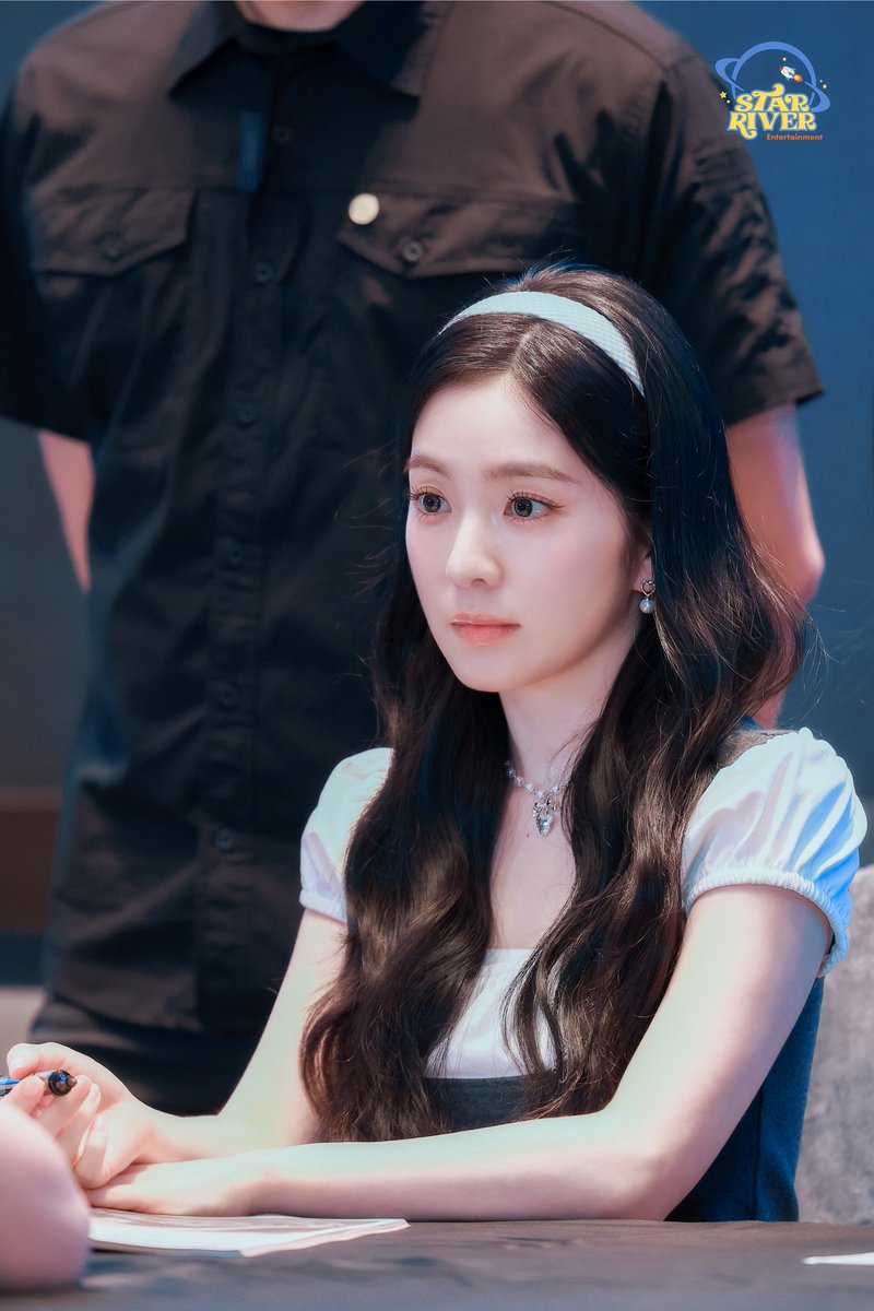 StarRiver_China's tweet image. 📢 Red Velvet - IRENE &amp; SEULGI The 2nd Mini Album《TILT》발매 기념 광저우 사인회 현장 사진 📸
사진 속에 눈을 뗄 수 없던 그 마음까지 기록됐어요 🌷
광저우에 와주신 ReVeluv분들 고마워요.
아이린&amp;슬기와 함께한 반짝이는 순간, 잊지 않을게요 ✨
@RVsmtown
#RedVelvet_IRENE_SEULGI…