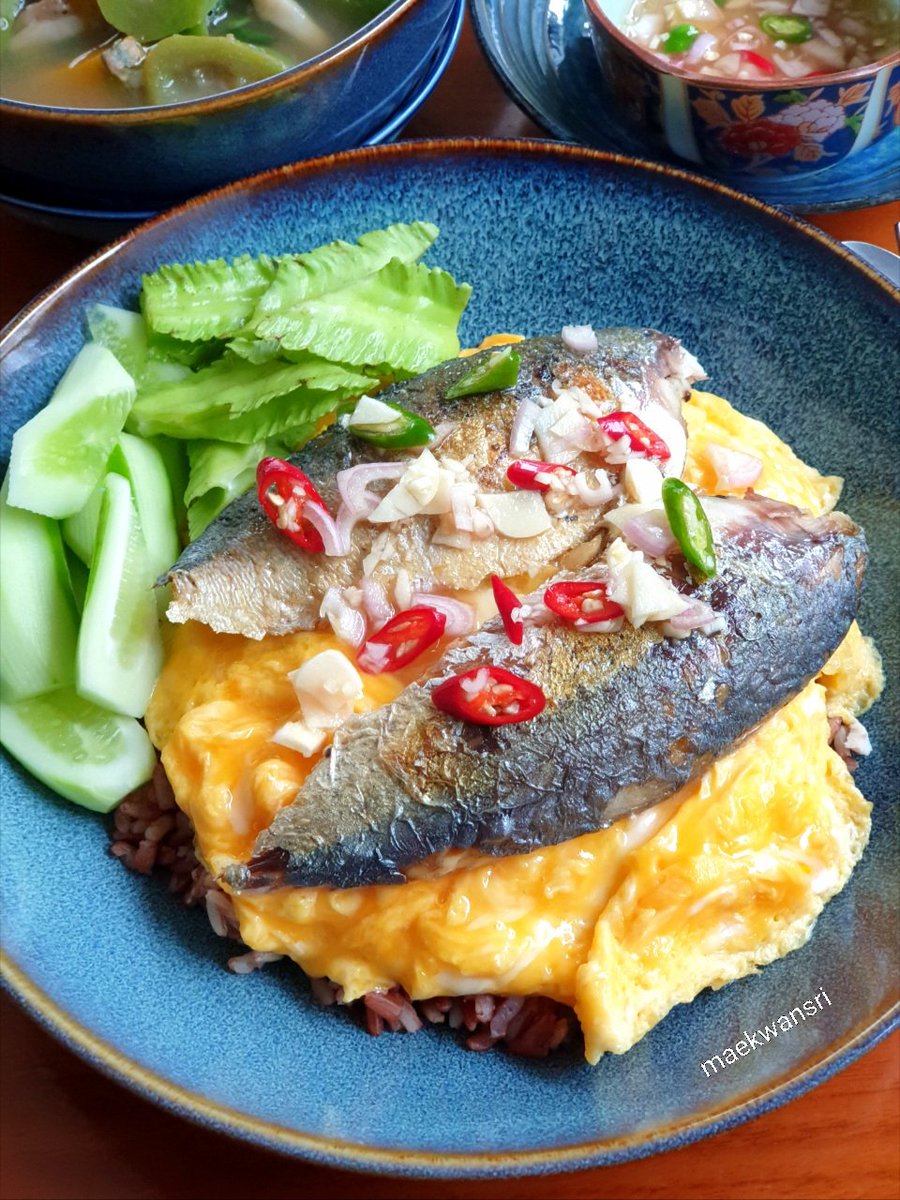 KwansriR's tweet image. ยังคงเน้นโปรตีนกับผักเหมือนเดิม "ข้าวหน้าปลาทูทอดกับไข่คน"