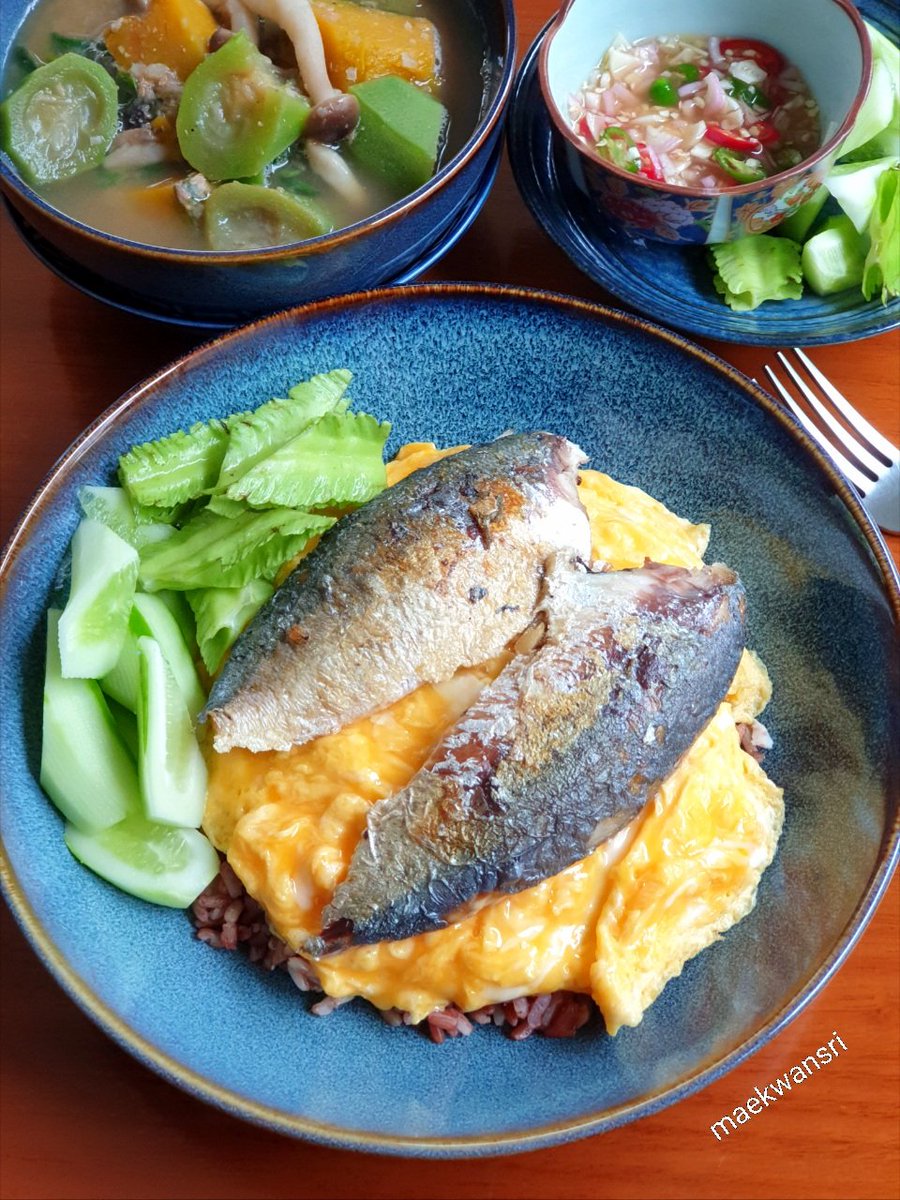 KwansriR's tweet image. ยังคงเน้นโปรตีนกับผักเหมือนเดิม "ข้าวหน้าปลาทูทอดกับไข่คน"