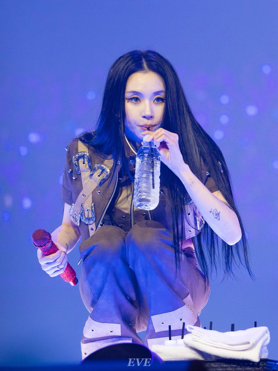 TWICE_EVE's tweet image. 250719 HQ
#TWICE #ํธ์์ด์ค #์ฑ์ #CHAEYOUNG #ใใงใจใณ