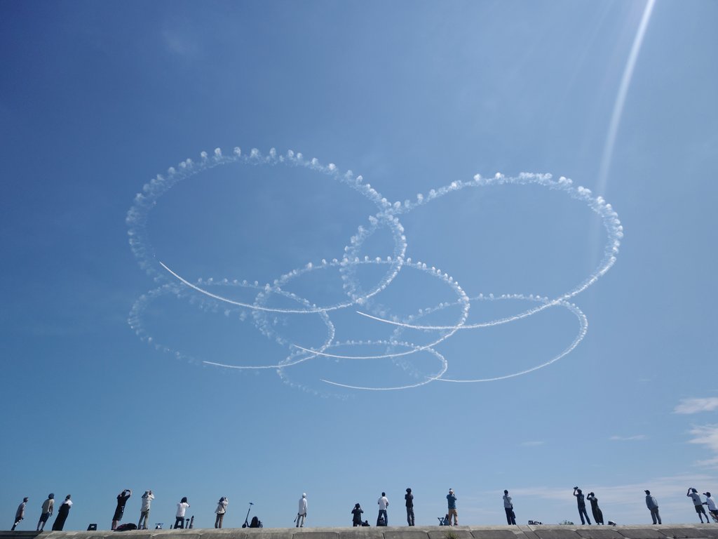 yusuke_axela's tweet image. 今日のフィールドアクロ。6機5区分。合併20周年記念東北町湖水まつり花火大会の予行でした。
#ブルーインパルス #松島基地
#東北町