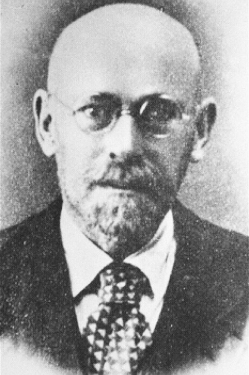 Peine01's tweet image. Janusz Korczak war ein polnischer Arzt und Pädagoge, der Waisenhäuser gründete und eine demokratische Kinderrepublik verwirklichen wollte.
Er ging freiwillig mit seinen Waisenkindern 1942 ins Vernichtungslager und dort zusammen mit ihnen ins Gas.
22. Juli 1878 -5. August 1942