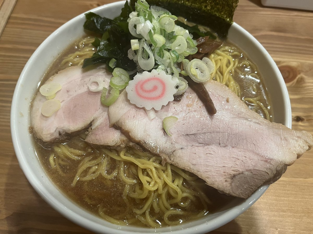 yasai2626's tweet image. 麺や 六等星
継ぎ足し煮干しソバ
一口食べた瞬間電撃が…コレコレ感半端ない!口の中が一瞬にして水族館に。本当悪魔的味がする…美味すぎるしなんだろうこの後戻りできなくなる感。僕だけかな?舌と脳が一瞬で破壊される(いい意味で)
美味しかったです。ありがとうございました。