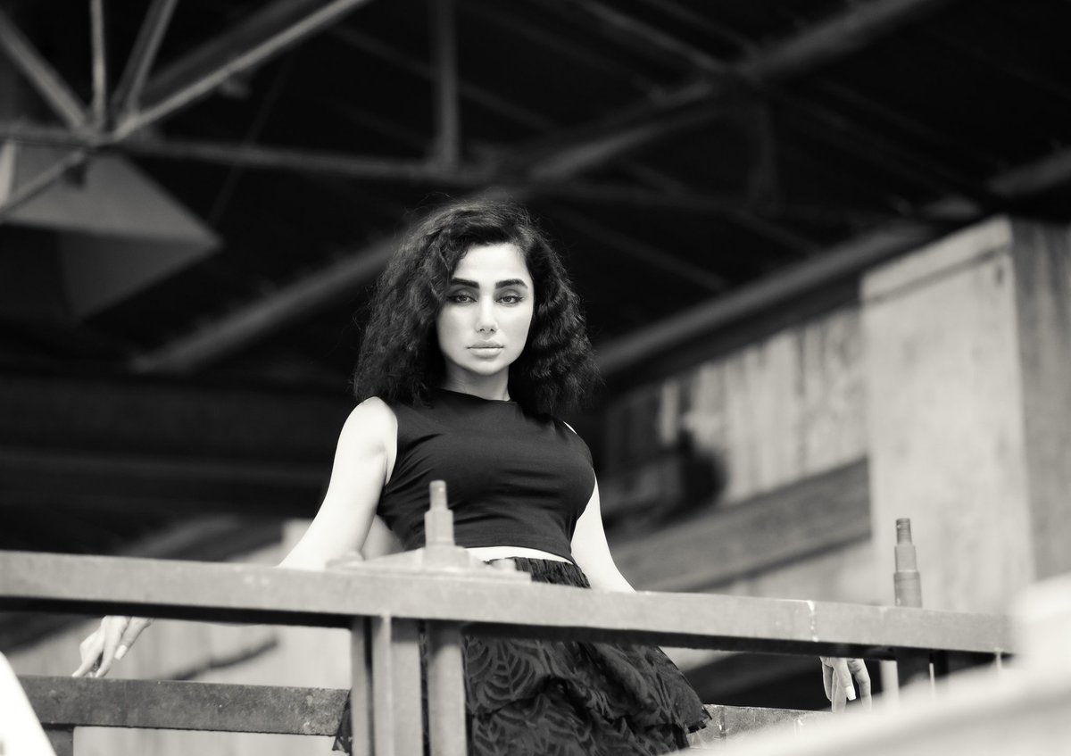 Gm ✨️🤍

At an abandoned station,
between rusty bars,
a girl stands,
with courage blooming inside her.

1/1 _ 33 xtz 🔗