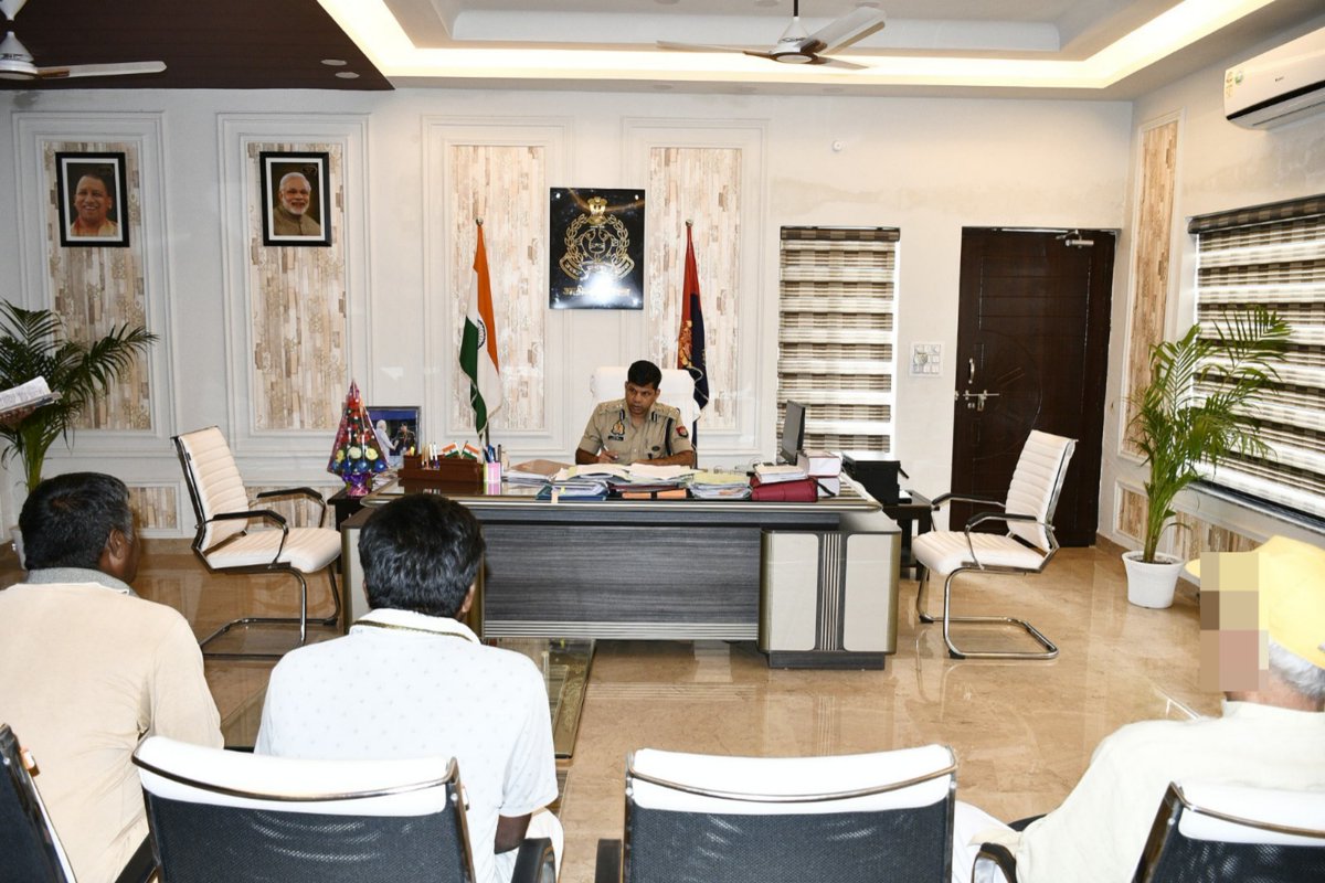 rangealigarh's tweet photo. #DIGRangeAligarh द्वारा आज दि0 22.07.2025 को परिक्षेत्रीय कार्यालय पर आए हुए समस्त फरियादियों की शिकायतों को सुना गया तथा शिकायतों पर प्राथमिकता के आधार पर कार्यवाही/निस्तारण हेतु संबंधित अधिकारी को निर्देशित किया गया।
#UPPolice
#जनसुनवाई https://t.co/OiYHGRTDWP