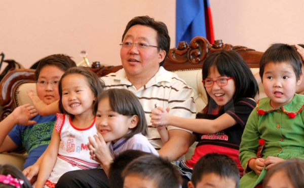 Элбэгдоржийн өргөж авсан  хүүхдүүд бүгд хувиа олж ажил амьдралын мөр хөөсөн гэсэн..өнчин хүүхдүүдээ гадаадад сургаж өөрийнхөө хүүхдийг цэрэгт явуулж байсан хүншүү дээ..коммунистуудад лав тийм хүн байхгүй дээ