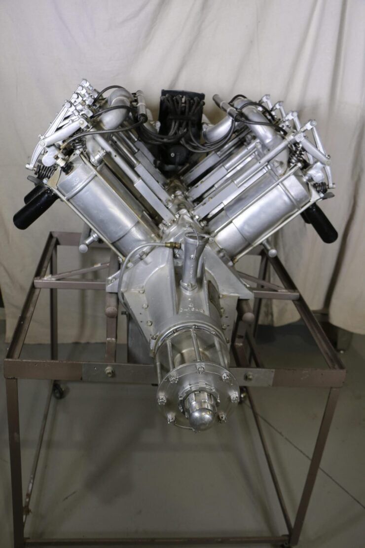 Silodrome's tweet image. This is a rare Curtiss OX-5 V8, the first mass-produced American aircraft engine and an influential early V8 design from long before the V8 would become an American production car staple thanks to the 1932 Ford V8.
buff.ly/U5Z0JeU