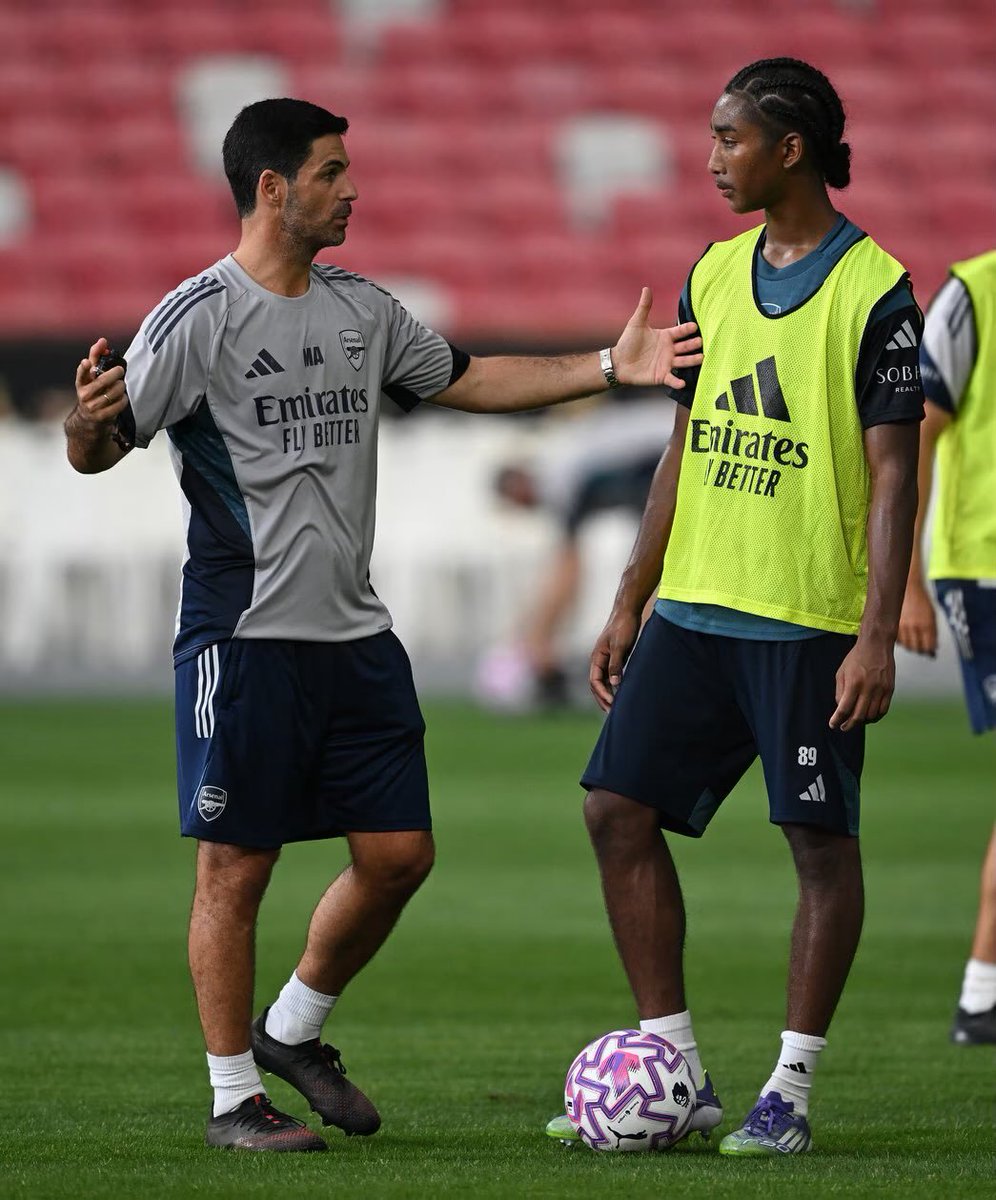 TouchlineX's tweet image. Arteta in a training session with Marli Salmon, a 15-year old prospect. π