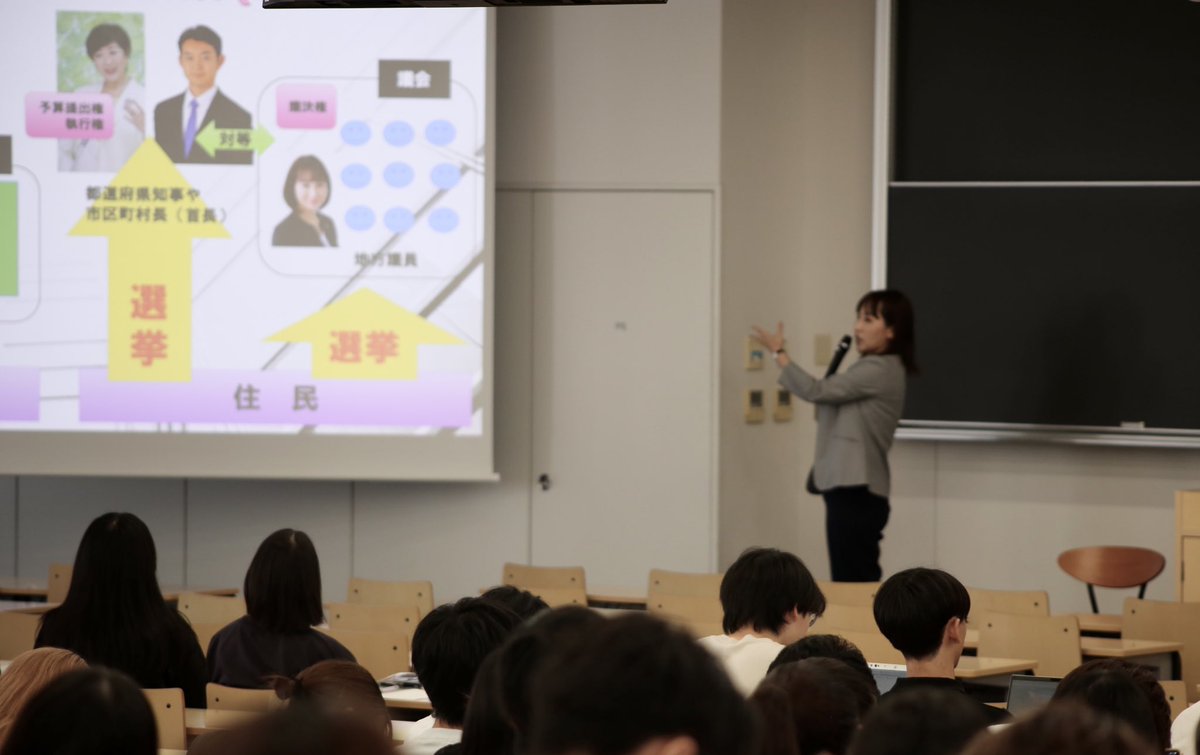 yuukitten's tweet image. 本日は東洋大学にて「メディアと政治」の講義。
200人以上の学生に向けて参院選を終え、日本の政治の仕組み、衆参の違い、国政と地方政治の違い、一票の重みについて講義しました。
投票に足を運んだという学生は約6割。そのうちの6割以上が投票行動はSNSを参考にしているとのこと。…