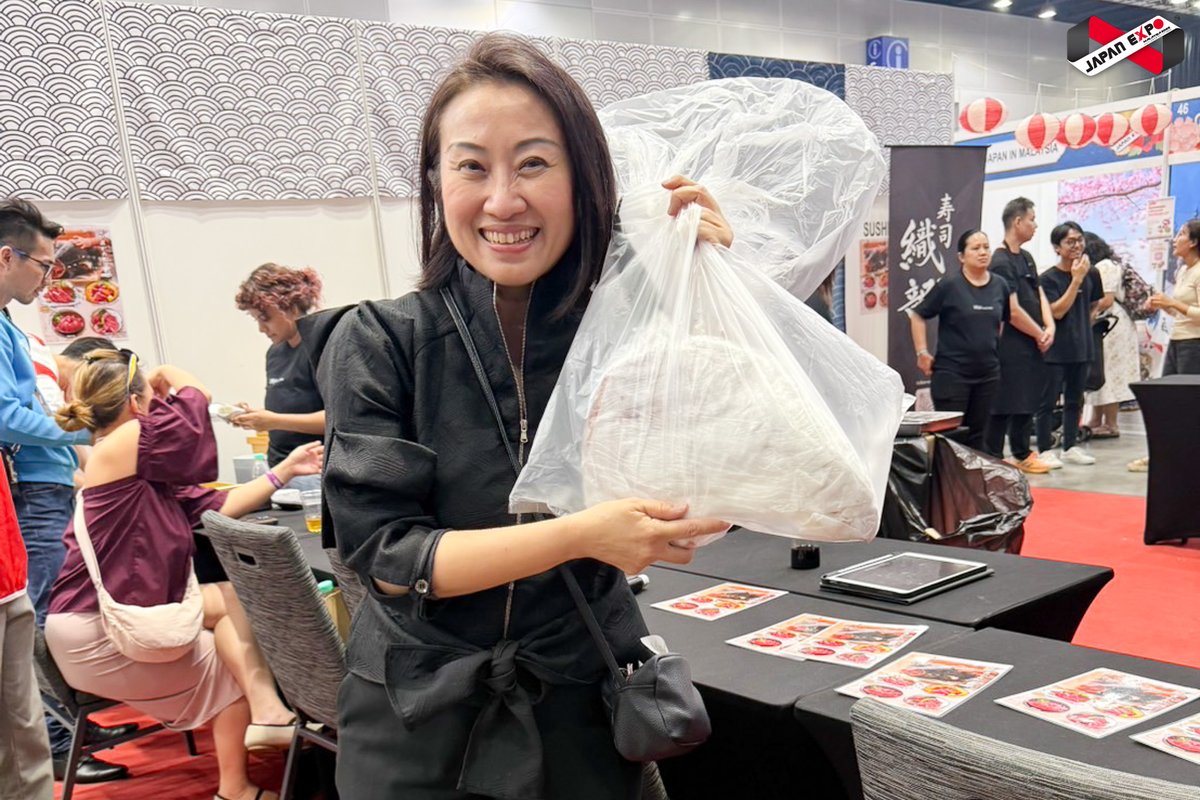 JAPANEXPO_MLY's tweet photo. 🐟Premium Tuna Auction with Chef Nao  @ Sushi Moment of #japanexpomalaysia2025  in Hall 1, Exhibition Zone, Kuala Lumpur Convention Centre!

#gyucreative #siamconnection #alljapanevent #japanexpo #jpop #japanculture #ジャパンエキスポマレーシア2025 #ジーユークリエイティヴ https://t.co/smY8Eg0IrD