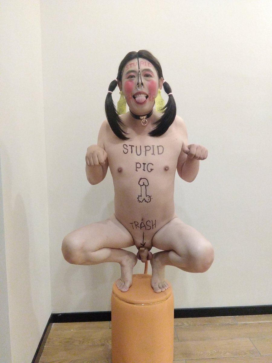 经过白主人三个月的严格调教，黄皮賤畜终于迎来了它的考核，賤畜被主人牵到考场向所有考官展示訓練成果。