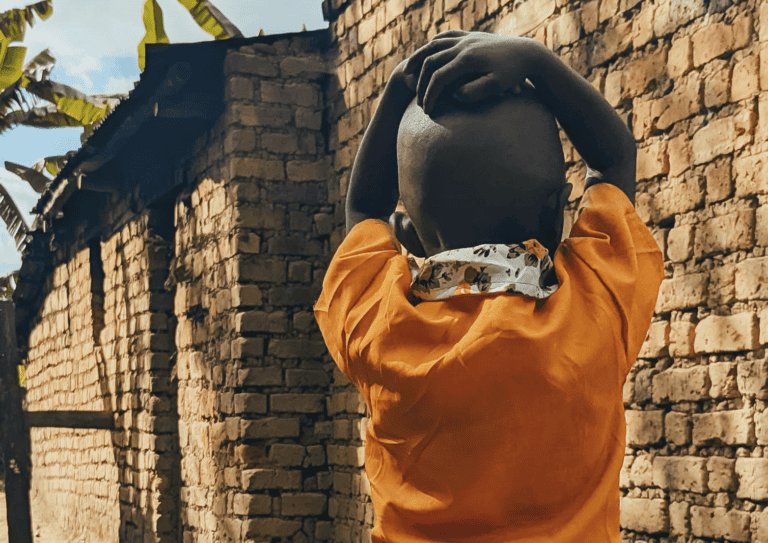 🗓️ Le 4 juin 2025, à Buyenzi (commune Muhuta), Douce, 4 ans, a été violée par Kizosi Jean Marie, un père de 7 enfants. Il l’a attirée avec de la canne à sucre, avant d’abuser d’elle "sous l’emprise de l’alcool".

😭La mère, Anne Bantondako, n’a découvert l’agression que le 8