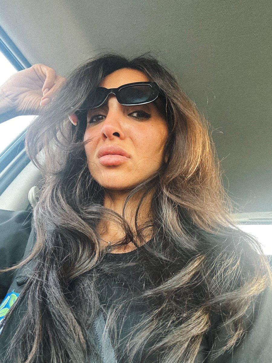 marlascratch's tweet image. والدینم بفهمن چقدر پرداخت کردم بابت این کفشها ،من رو از کونم آویزون درخت میکنند
