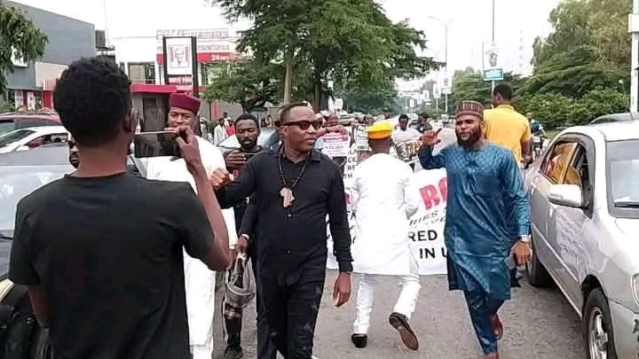 Great_Bobb's tweet image. Thanks to my Leader @YeleSowore, @DejiAdeyanju1 @BelloGaladanchi, and other comrades for standing with retired and serving @PoliceNG officers yesterday. Nigeria Police Force must stop turning our officers to slaves. Pay their Salaries & Pensions reasonably.....!
Enough!