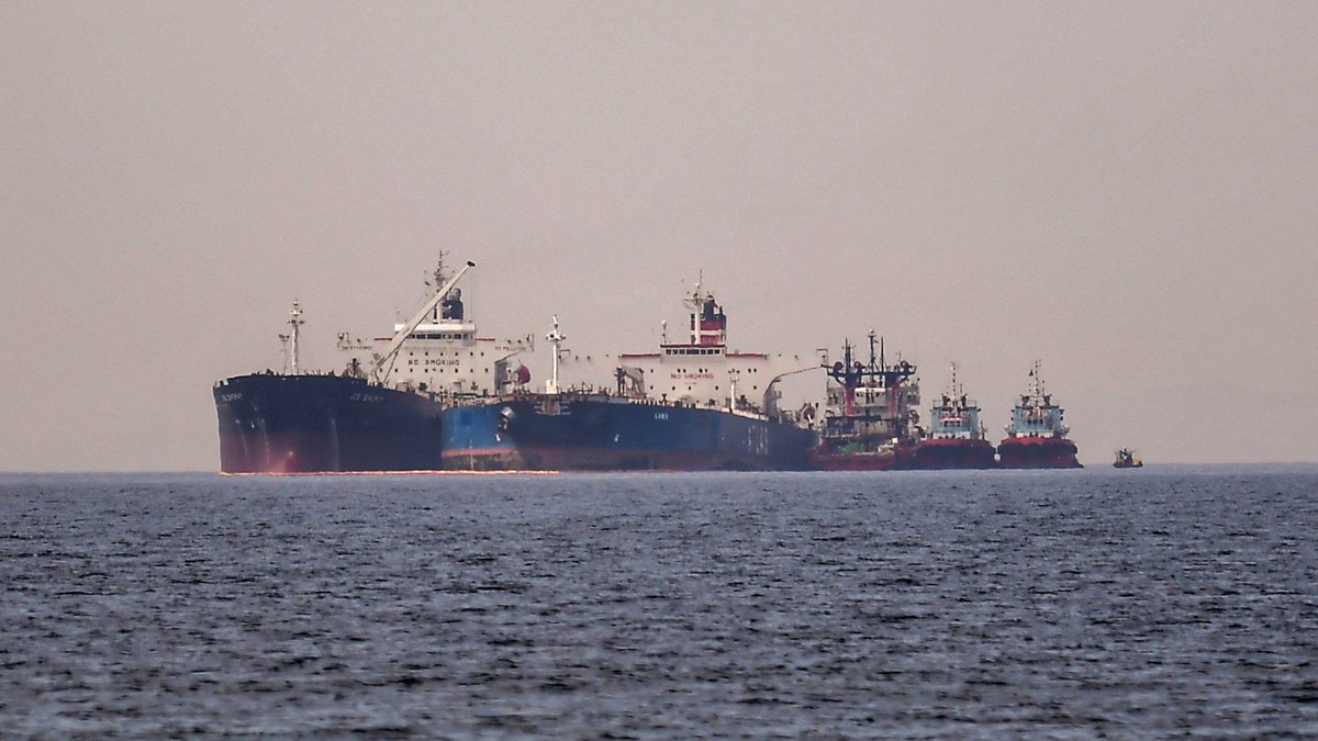 TrumpUpdateHQ's tweet image. ๐จ BREAKING: ๐ฌ๐ง๐ท๐บ UK TARGETS RUSSIAN OIL FLEET
โ UK blacklists 135 tankers linked to $24B in Russian oil exports this year
โ Sanctions hit Intershipping Services & Litasco Middle East for enabling shadow fleet operations
โ UK & EU slash oil price cap from $60 โ $47.60 perโฆ