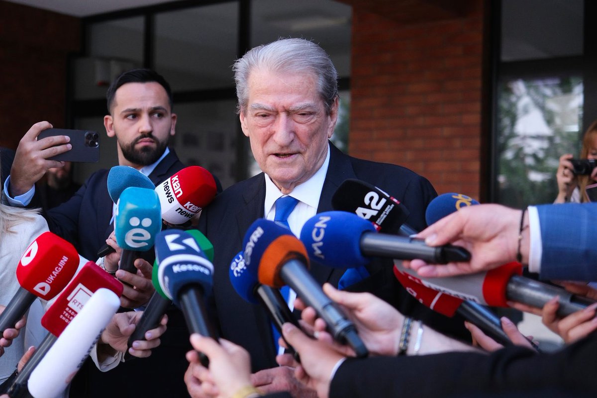 Kosovo_Update's tweet image. 🇦🇱 Ex-PM Sali Berisha on trial for corruption over land deal. He denies charges, calls it political persecution.