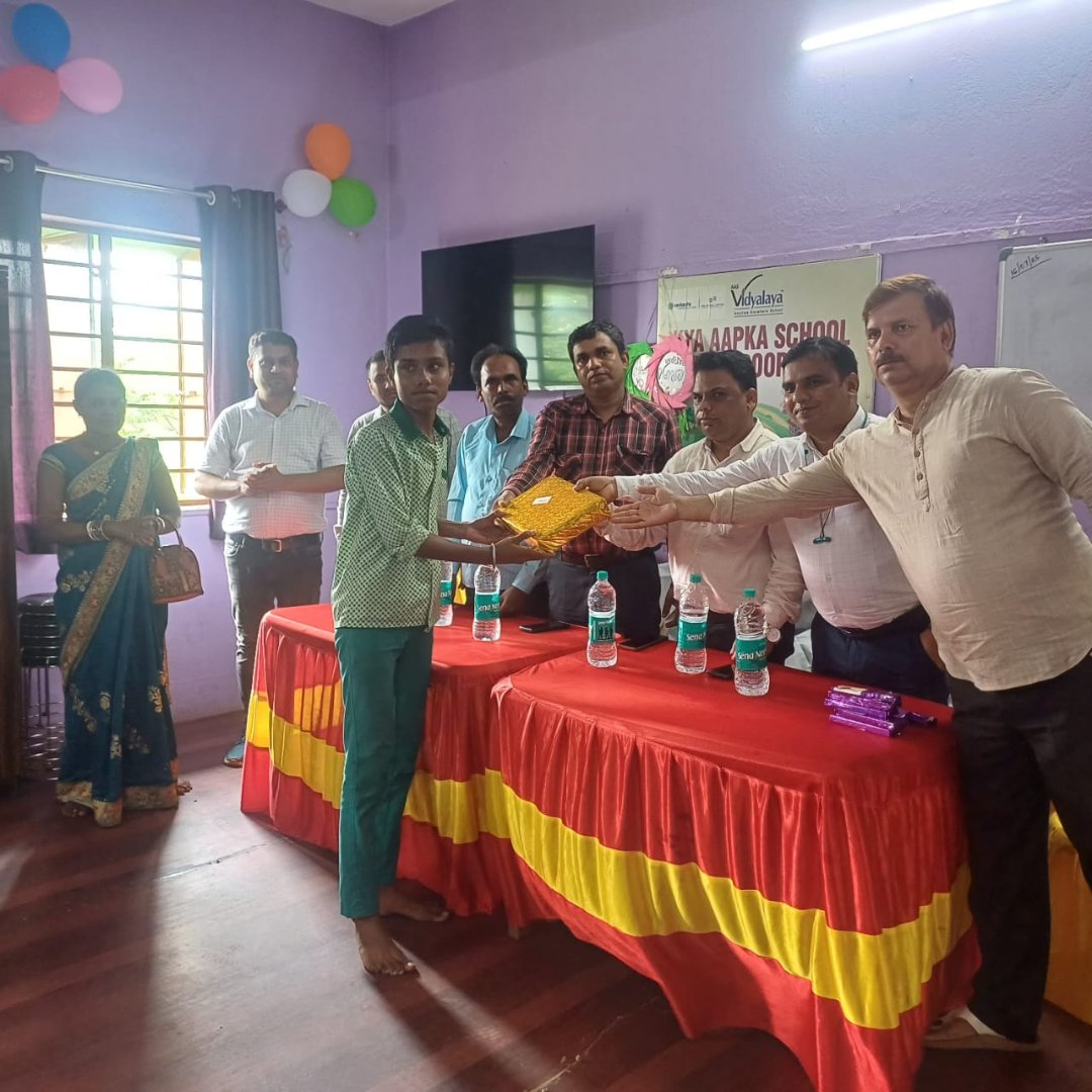 ESLSteelLimited's tweet photo. #ESLSteelLimited hosted a Samman Samaroh to honour AAS Vidyalaya Chandankiyari students &amp; online learners who excelled in the 2024–25 Matric Board Exams. A proud moment celebrating rural youth &amp; digital education!

#Vedanta #ESLCares #YouthEmpowerment #ESLCSR #SteelForGenerations https://t.co/k0SsNiWJT7