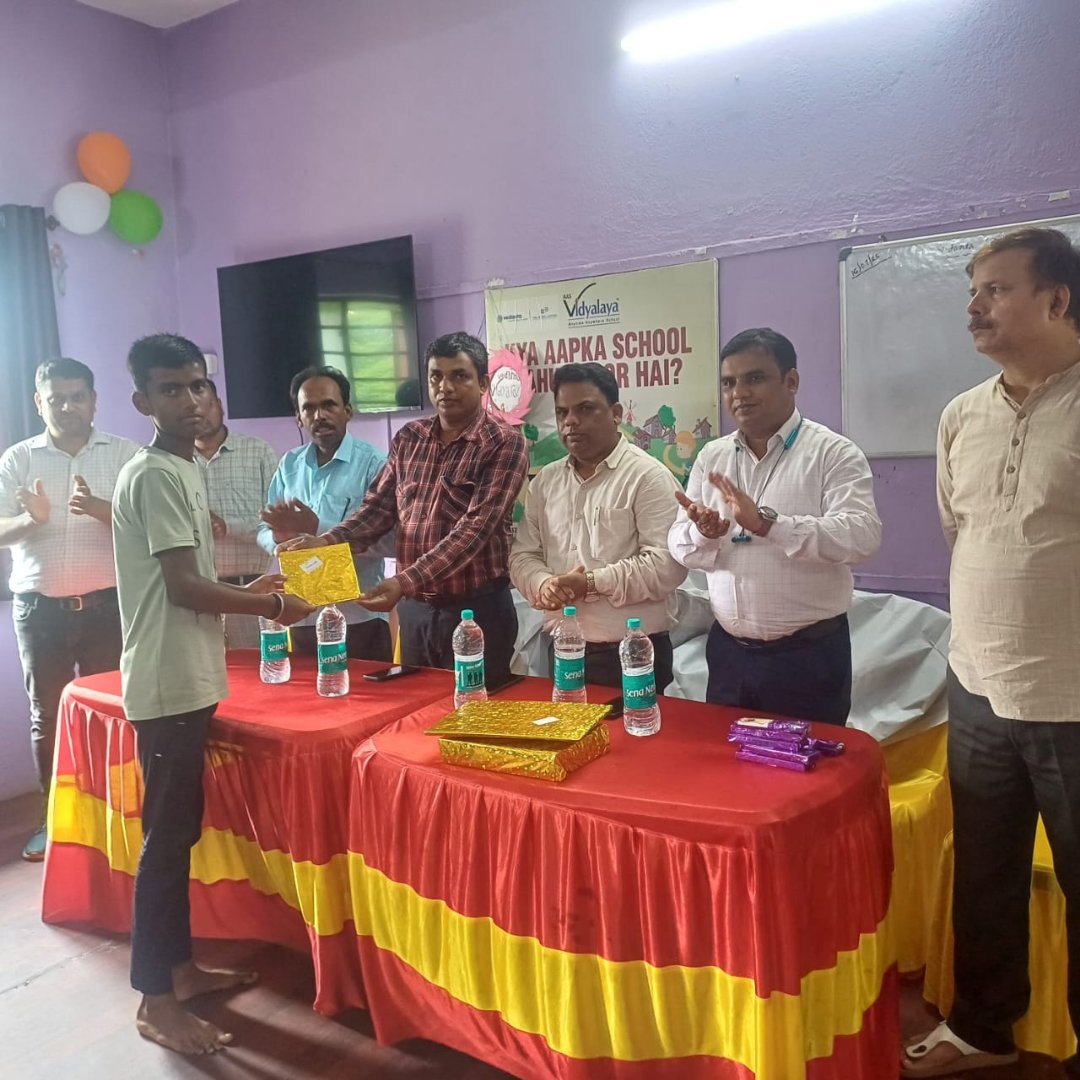 ESLSteelLimited's tweet photo. #ESLSteelLimited hosted a Samman Samaroh to honour AAS Vidyalaya Chandankiyari students &amp; online learners who excelled in the 2024–25 Matric Board Exams. A proud moment celebrating rural youth &amp; digital education!

#Vedanta #ESLCares #YouthEmpowerment #ESLCSR #SteelForGenerations https://t.co/k0SsNiWJT7