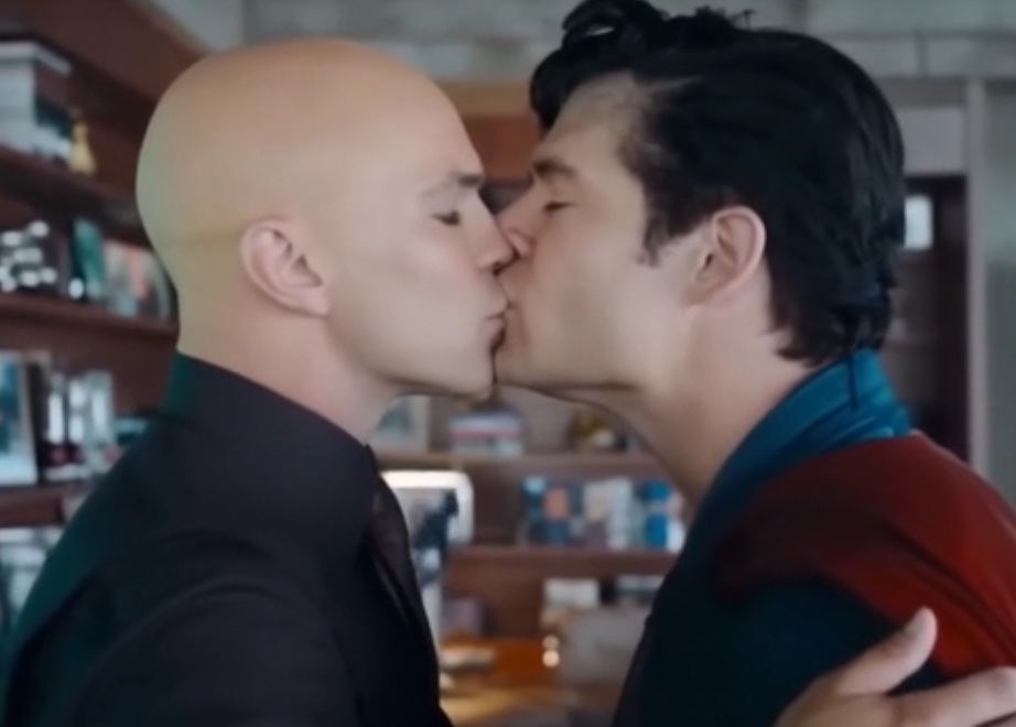 LordTechUpdates's tweet image. Leaked photo of Lex Luthor having an intimate moment with Superman
