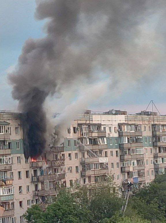 den_kazansky's tweet image. Russians attacked a residential building in Kramatorsk (Donetsk region) and killed a 10-year-old child
In Russia, this is called "defending Donbass from fascism."