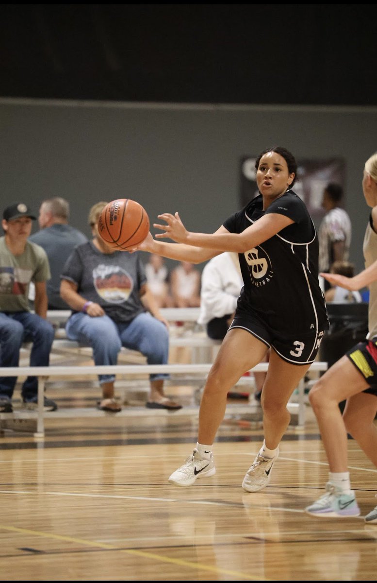 joehall310's tweet image. Be in the lookout. She’s a much better driver to the basket than a driver on the road.