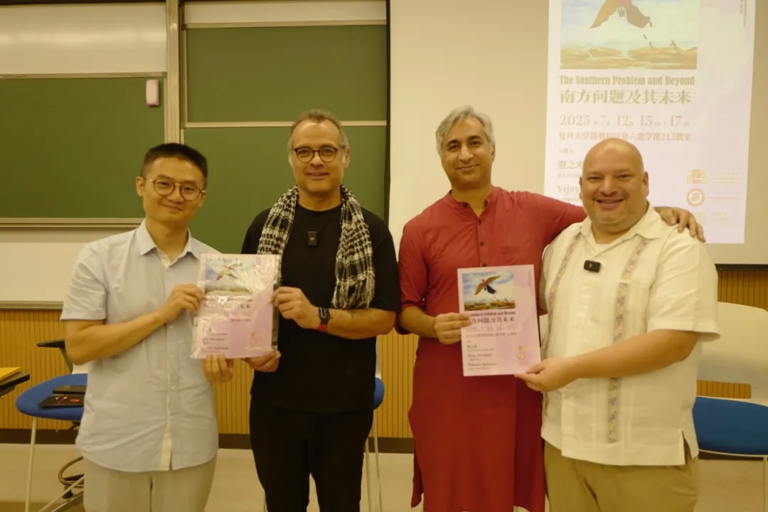vijayprashad's tweet image. 在工人组织问题上,Vijay分析了现代资本主义下劳动者的分散化和物流网络的复杂性,指出传统工会组织面临挑战,需通过政治和社会运动(如印度的大规模罢工或巴基斯坦的反饥饿游行)增强集体意识和政治力量。他强调,全球南方需摒弃狭隘民族主义,拥抱区域与全球团结,借鉴历史经验并警惕外部势力分化。(…
