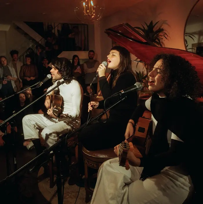 【ディスクユニオン新宿ロックCDストア新品入荷情報】

2022 年の11 月に初のラテングラミー賞を受賞してからわずか2 日後、ニューヨーク州ブルックリンのヴェニューで、Bala Desejoの面々が行ったパフォーマンスの模様を収めたライブ盤『LIVE AT GLASSHAUS』が初CD化!!