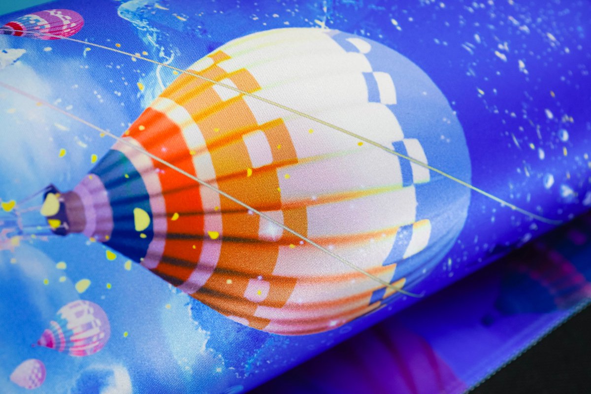UtypingJP's tweet image. 🎈空に浮かぶ、次なるゲームの旅路
新作ゲーミングマウスパッド、まもなく登場!
青空に映えるカラフルな熱気球──
そのやわらかな世界観が、あなたのデスクに広がります。
ちょっと特別な、デスクに彩りを。
#utyping #ゲーミングマウスパッド #ゲーミングデバイス #デスク周り