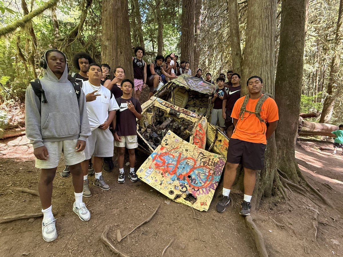 FosterHSFB's tweet image. The Bulldogs had a blast building bonds on their annual Team Hike &amp;amp; Retreat!!! We can’t wait to build on this and do it again next year!!! #teamhike #gobulldogs #teachu #fosterDNA #dogvsdog