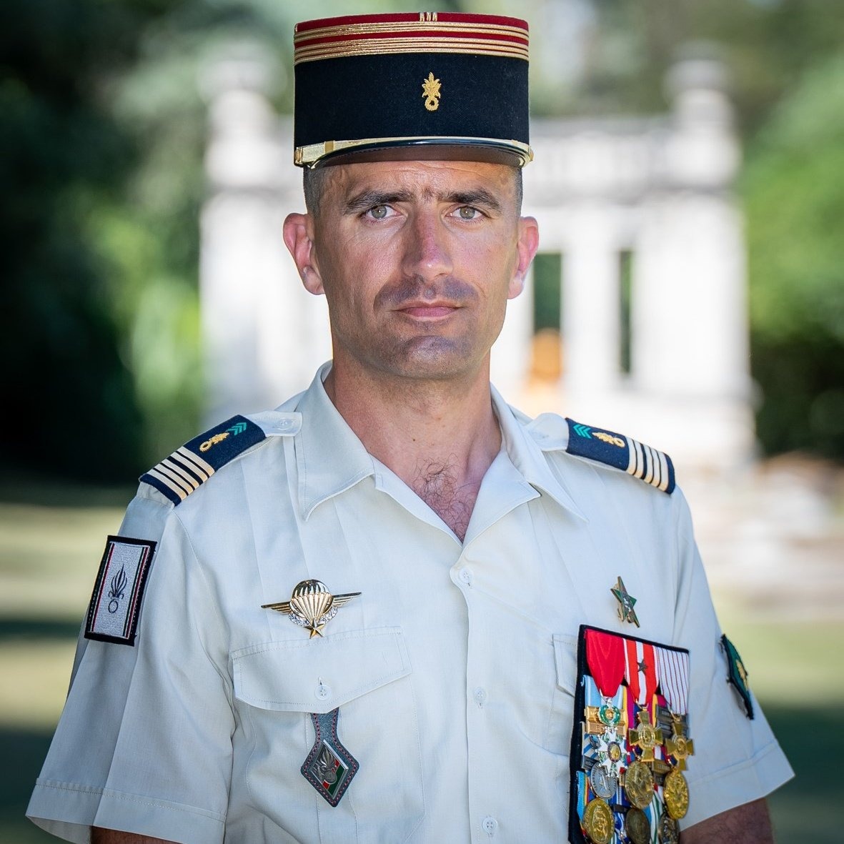 De nouveaux chefs à la tête de nos légionnaires. Placés directement sous les ordres du général commandant la Légion étrangère :
Le colonel Pierre Granger prend la tête du 1er régiment étranger.
Le colonel Jean-Hugues Delhumeau prend la tête du 4e régiment étranger.

#NosChefs