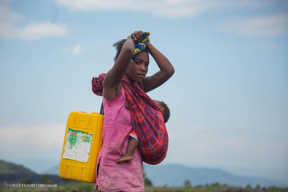 UNICEFDRC's tweet image. Imaginez marcher 2h avec 40 litres d’eau et un bébé sur le dos…
C’était le quotidien de Kavira, à Byungu, dans l’est de la #RDC. Aujourd’hui, grâce à @eu_echo, @UNCERF et @UNICEFDRC, l’eau potable coule enfin près de chez elle.
#PourChaqueEnfant 💧