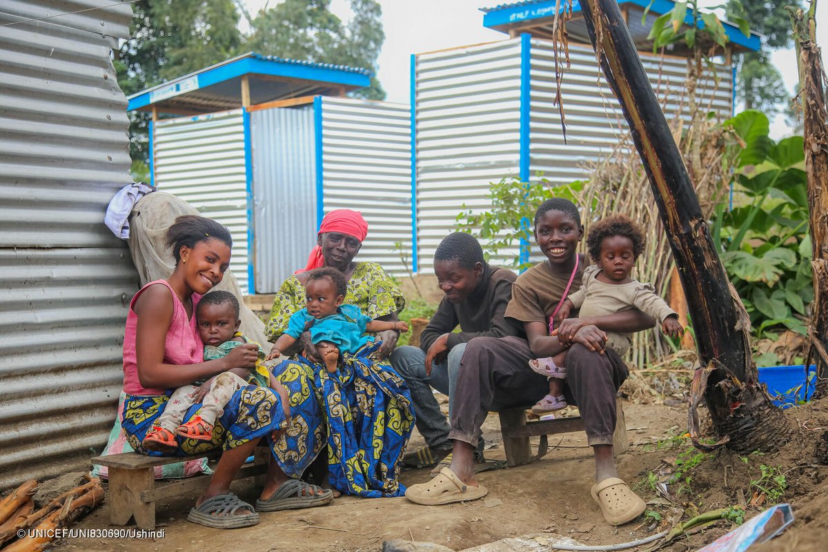UNICEFDRC's tweet image. Imaginez marcher 2h avec 40 litres d’eau et un bébé sur le dos…
C’était le quotidien de Kavira, à Byungu, dans l’est de la #RDC. Aujourd’hui, grâce à @eu_echo, @UNCERF et @UNICEFDRC, l’eau potable coule enfin près de chez elle.
#PourChaqueEnfant 💧