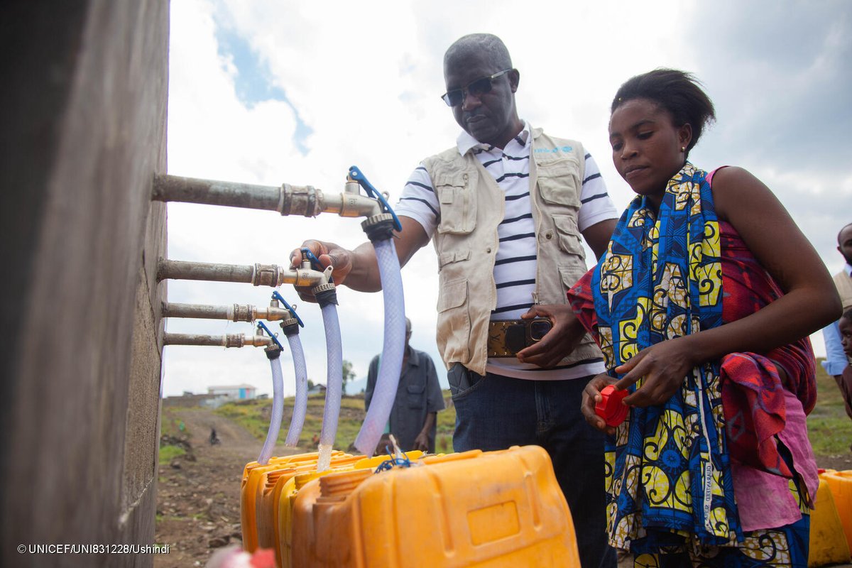 UNICEFDRC's tweet image. Imaginez marcher 2h avec 40 litres d’eau et un bébé sur le dos…
C’était le quotidien de Kavira, à Byungu, dans l’est de la #RDC. Aujourd’hui, grâce à @eu_echo, @UNCERF et @UNICEFDRC, l’eau potable coule enfin près de chez elle.
#PourChaqueEnfant 💧