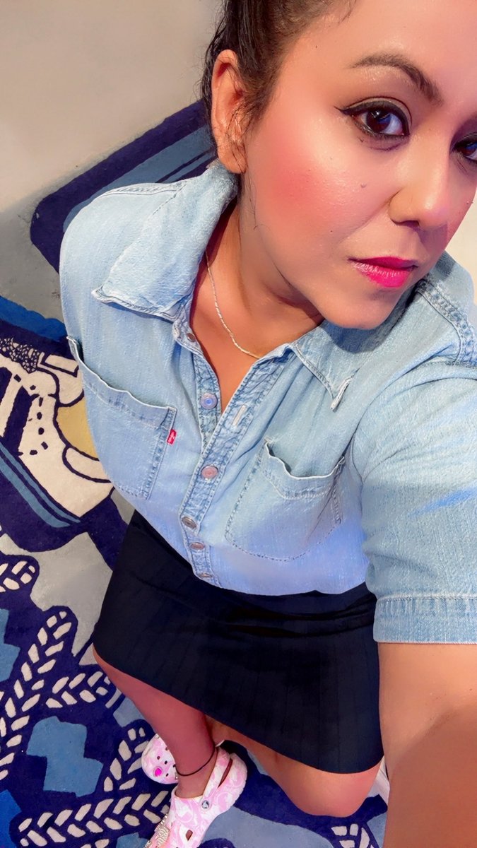TheCurledLife's tweet image. While the world is busy hating and fighting, I’m busy sharpening my jaw line and collar bones ✨♥️✨
Choose your hustle!