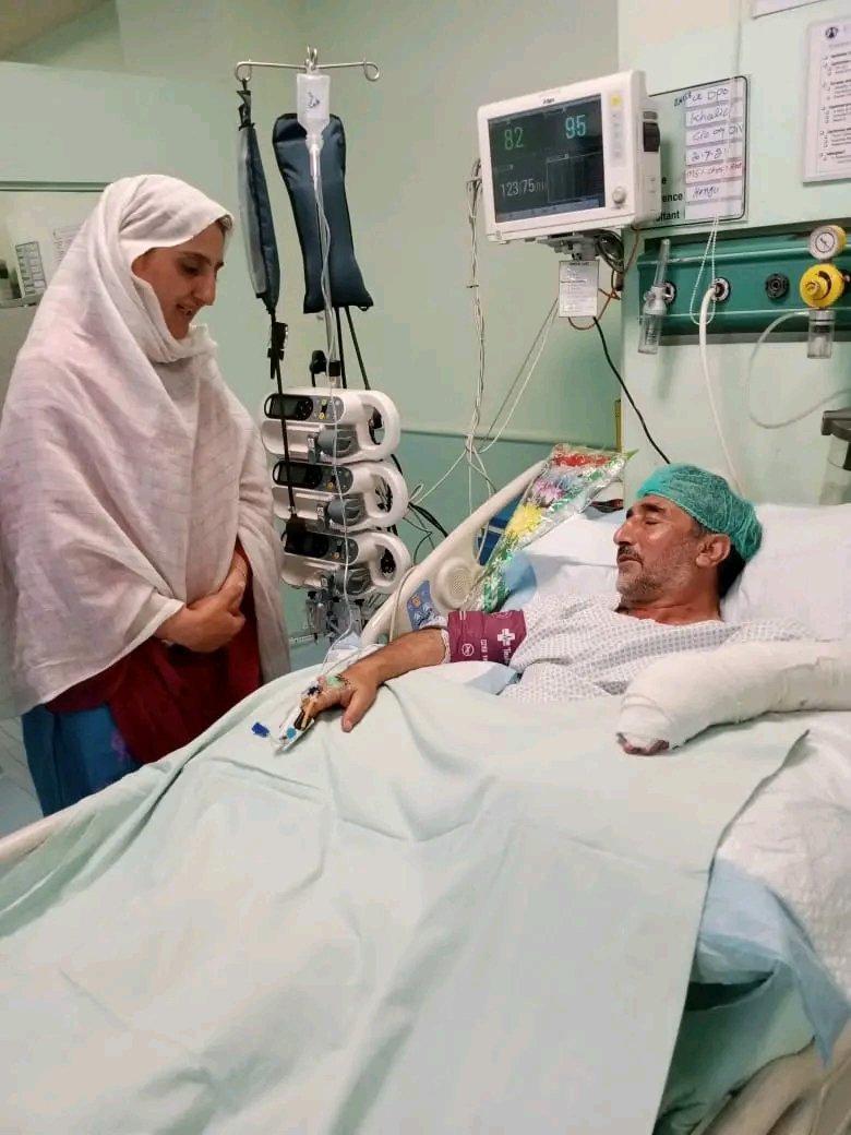 ڈپٹی اسپیکر خیبرپختونخوا اسمبلی ثریّا بی بی نے ڈی پی او #ہنگو خالد خان کی عیادت کی، جو دہشت گردوں کے خلاف کامیاب کارروائی کے دوران زخمی ہوئے۔انہوں نے کہا کہ "خالد خان جیسے دلیر افسر ہماری پولیس فورس کا فخر ہیں۔ ان کی قربانی اور بہادری پوری قوم کے لیے باعثِ فخر ہے۔