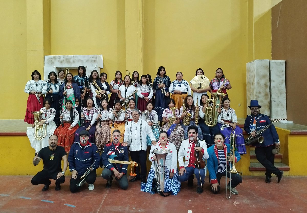 Ayer estuvimos en la feria artesanal de Santa Maria Atzompa, Oaxaca y como siempre nos la pasamos increíble.  

Gracias por su gran hospitalidad y cariño.
Los queremos mucho