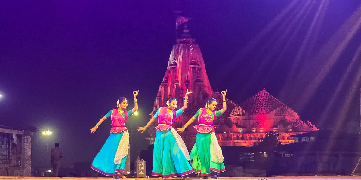 DDNewsGujarati's tweet image. સોમનાથ ખાતે &quot;વંદે સોમનાથ કલા મહોત્સવ&quot; નું બીજું ચરણ સંપન્ન!

PM @NarendraModi ના નેતૃત્વમાં, શ્રી સોમનાથ ટ્રસ્ટ, ગુજરાત પ્રવાસન અને IGNCA દ્વારા આ મહોત્સવમાં કલાકારોએ ભરતનાટ્યમ, કથક, હુડો, રાહડા જેવા પરંપરાગત નૃત્યોથી સોમનાથને કલારંગે રંગી દીધું! 

#SomnathTrust #GujaratTourism