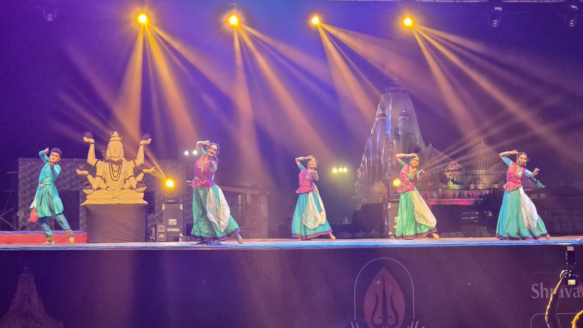 DDNewsGujarati's tweet image. સોમનાથ ખાતે &quot;વંદે સોમનાથ કલા મહોત્સવ&quot; નું બીજું ચરણ સંપન્ન!

PM @NarendraModi ના નેતૃત્વમાં, શ્રી સોમનાથ ટ્રસ્ટ, ગુજરાત પ્રવાસન અને IGNCA દ્વારા આ મહોત્સવમાં કલાકારોએ ભરતનાટ્યમ, કથક, હુડો, રાહડા જેવા પરંપરાગત નૃત્યોથી સોમનાથને કલારંગે રંગી દીધું! 

#SomnathTrust #GujaratTourism